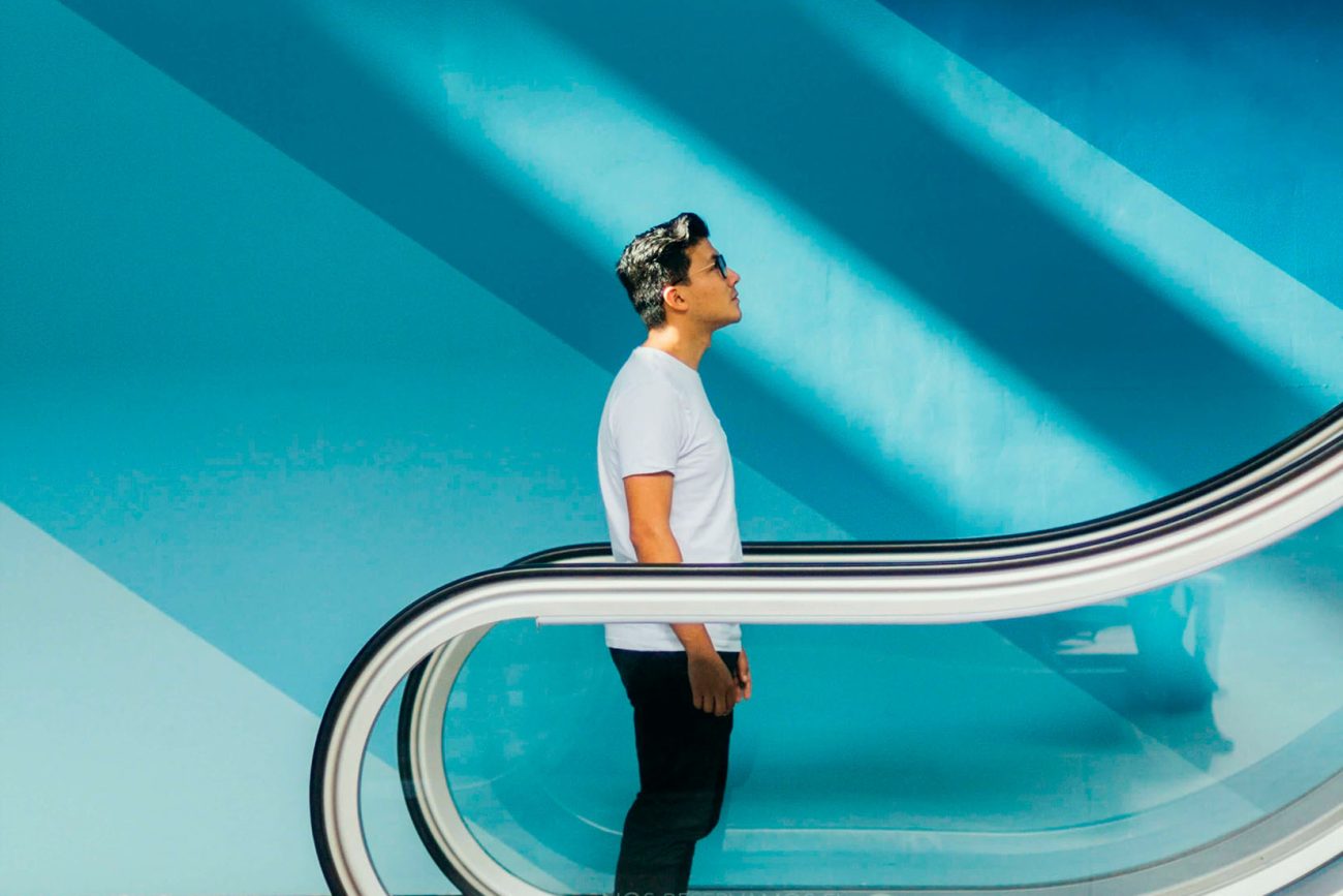 Mand på rulletrappe